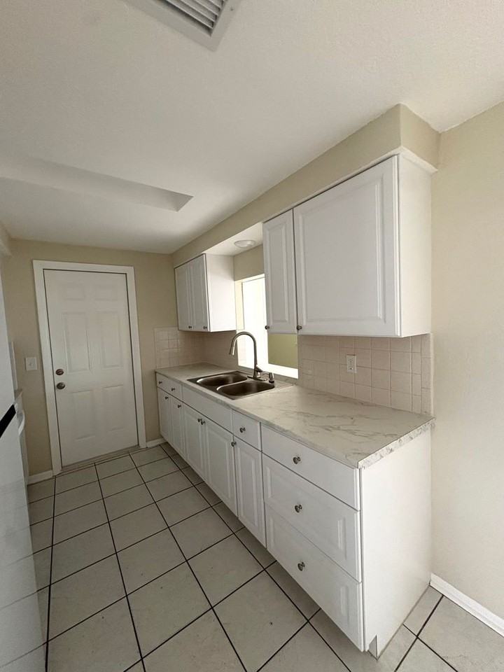 4606 Eastwood Ln - Photo 7 of 15