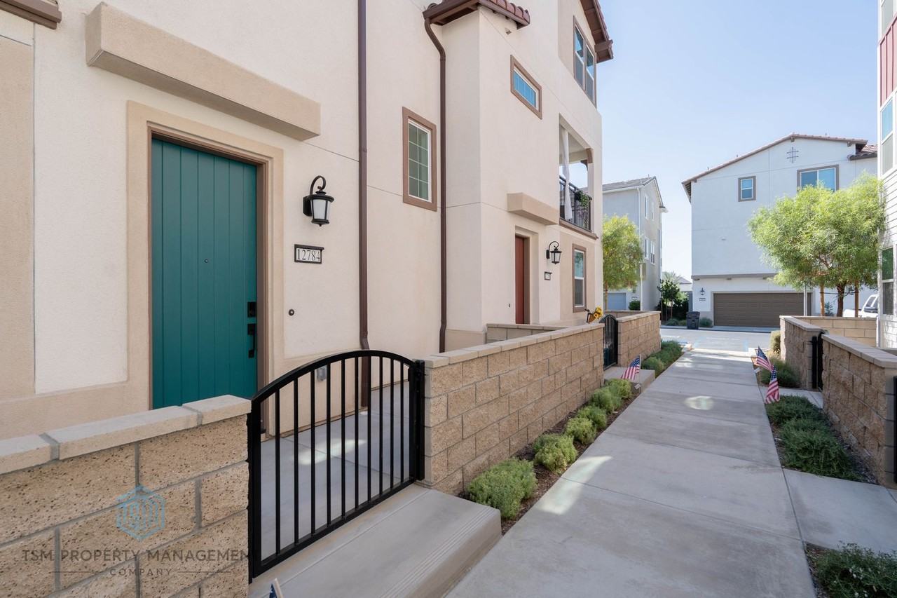 12784 Bolsa Dr - Photo 2 of 16