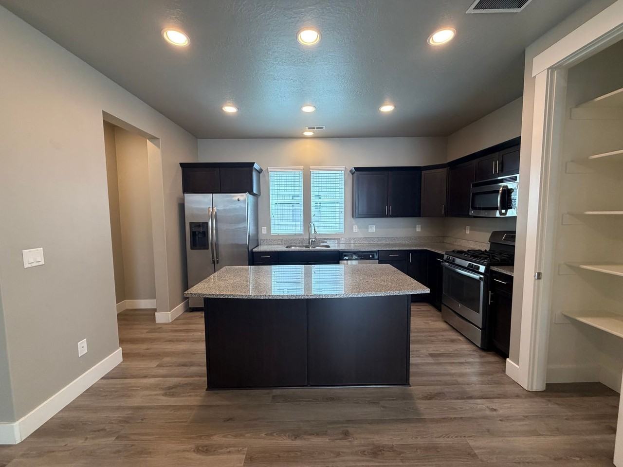540 Denver St - Photo 2 of 26