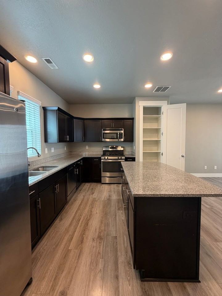 540 Denver St - Photo 3 of 26