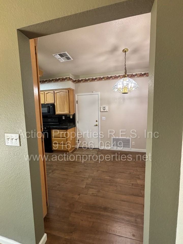 505 Cowan Ct - Photo 7 of 26