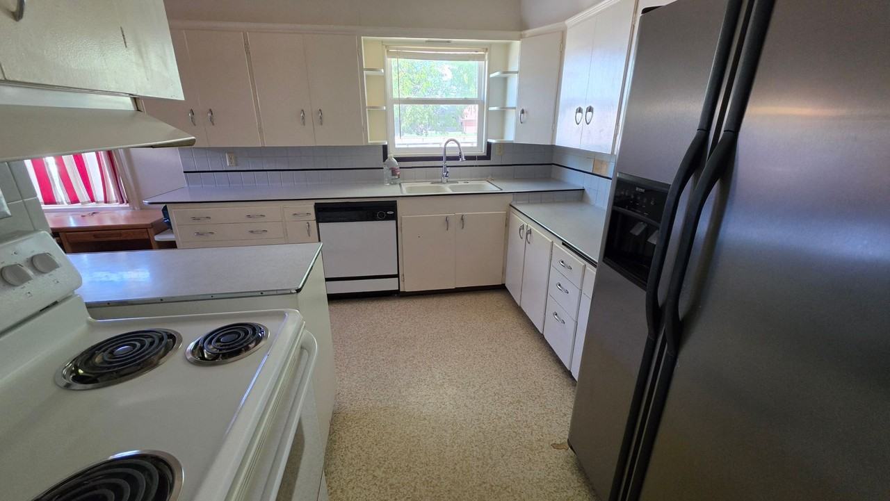 602 6th St - Photo 4 of 6