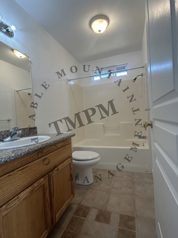 490 Butte Ave - Photo 5 of 14