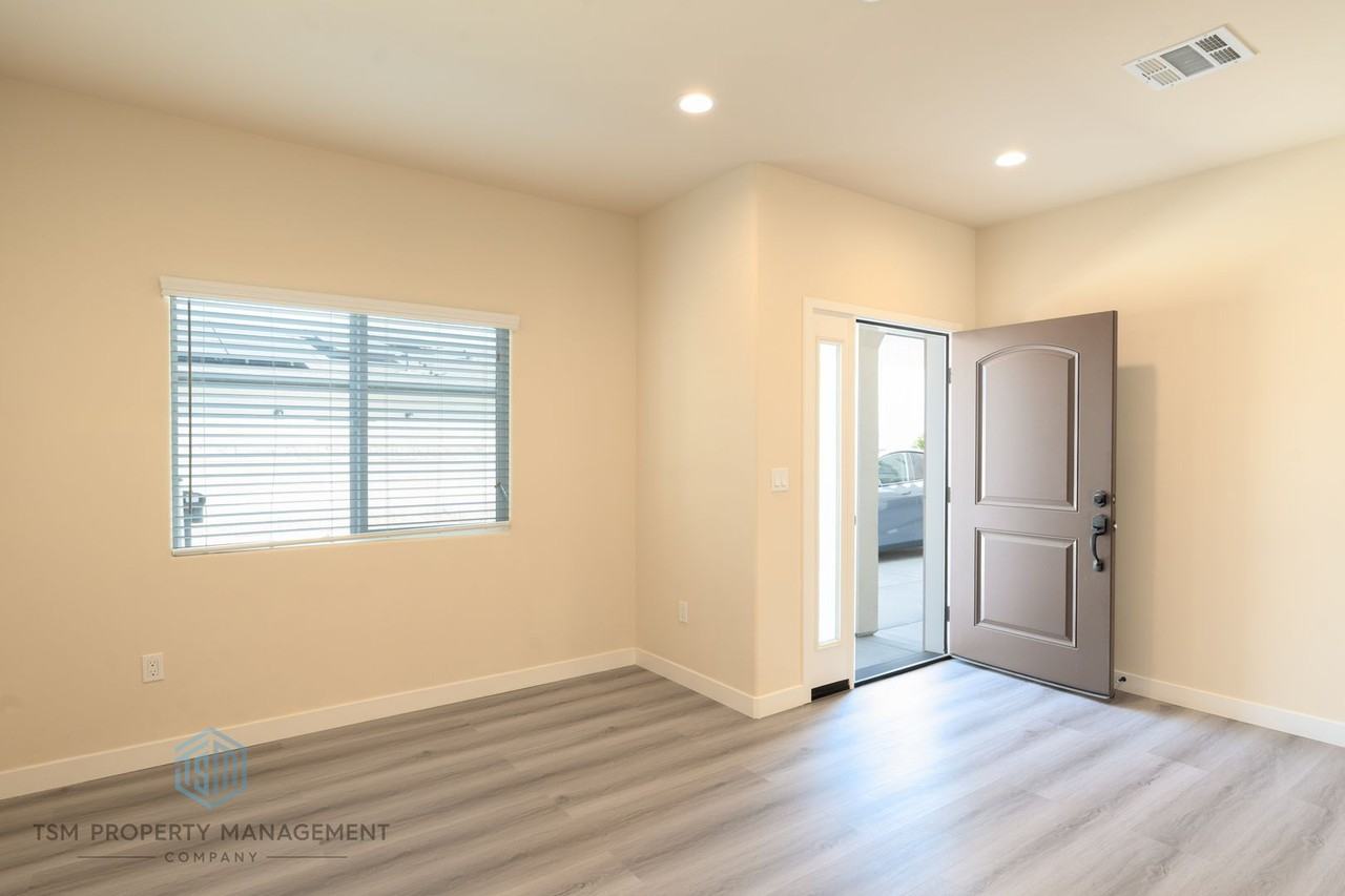 405 Genoa St #D - Photo 3 of 20