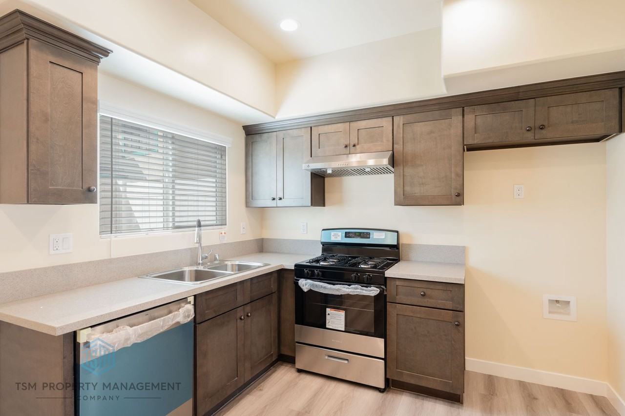 405 Genoa St #D - Photo 7 of 20