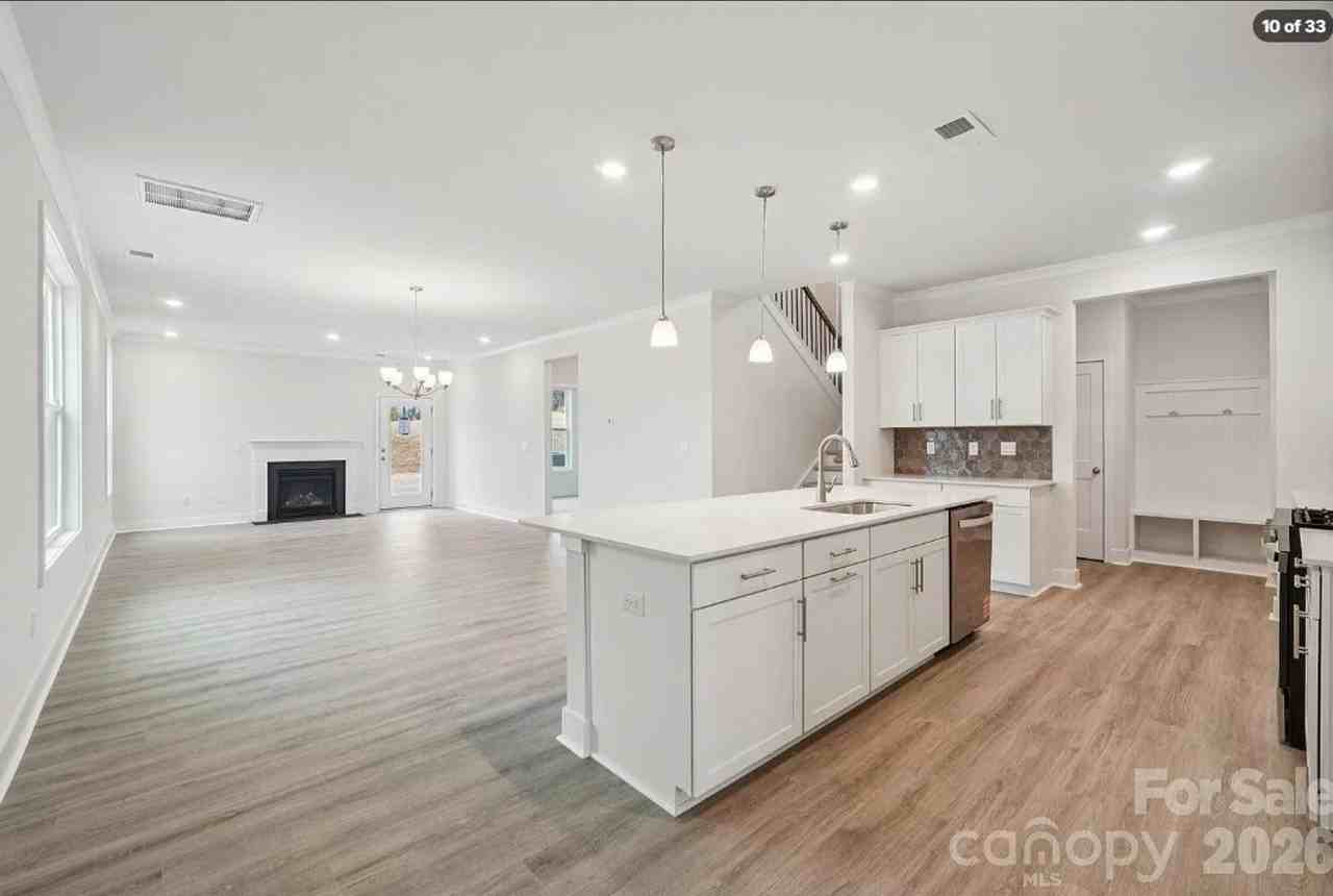7593 Bainbridge Rd - Photo 4 of 31