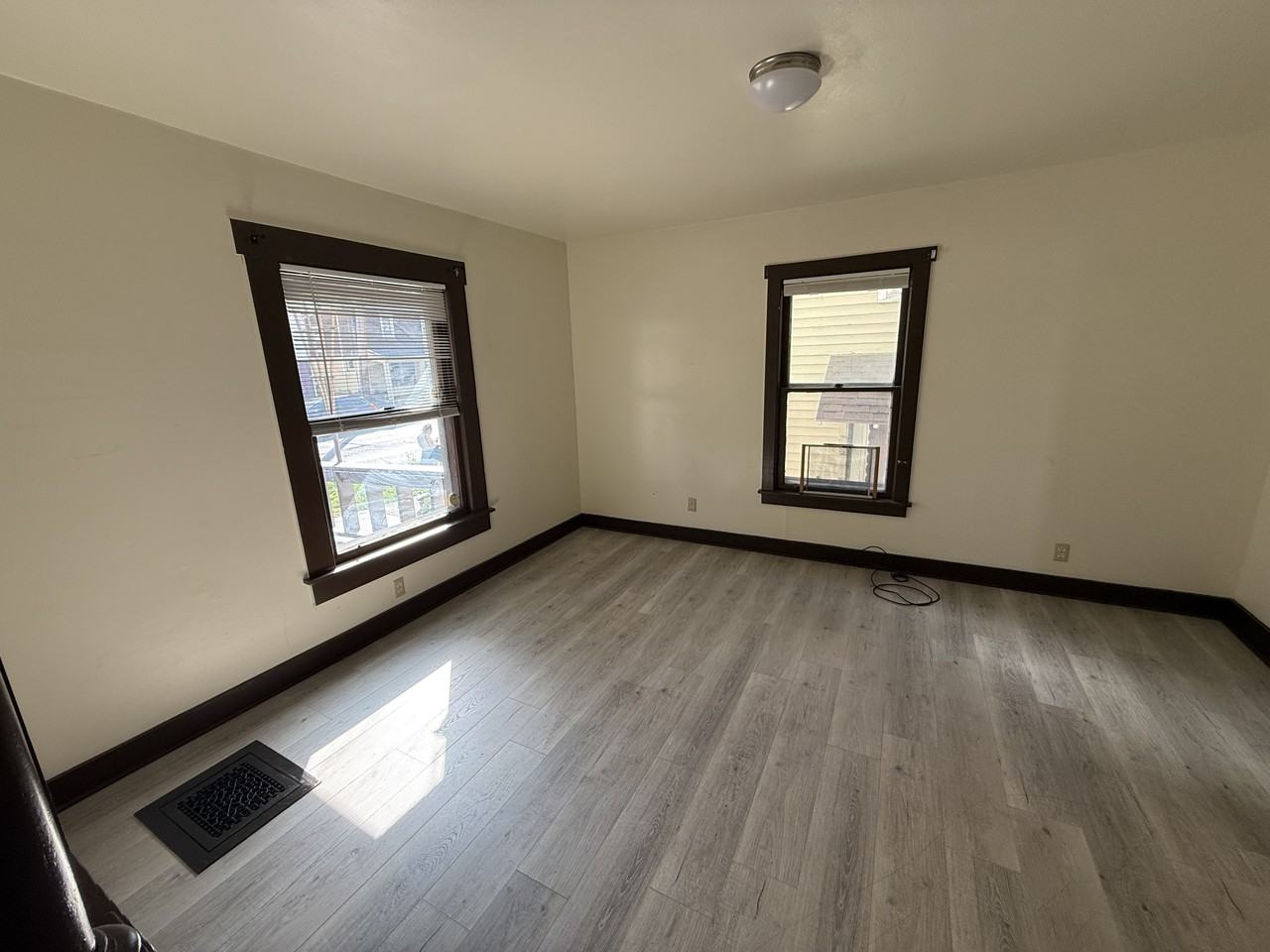 324 S Cayuga St - Photo 2 of 10