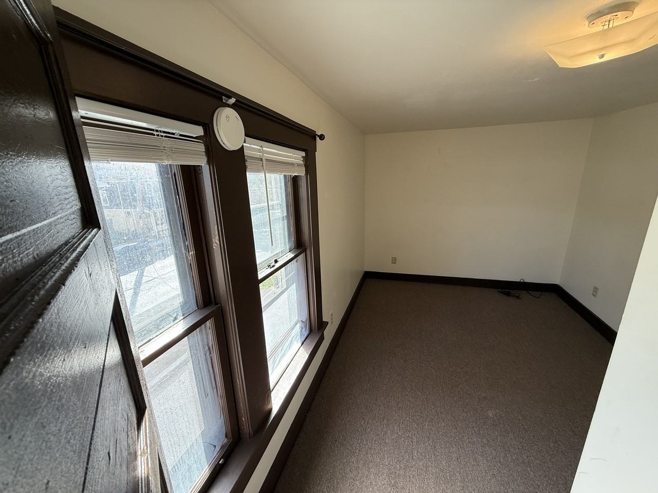 324 S Cayuga St - Photo 7 of 10