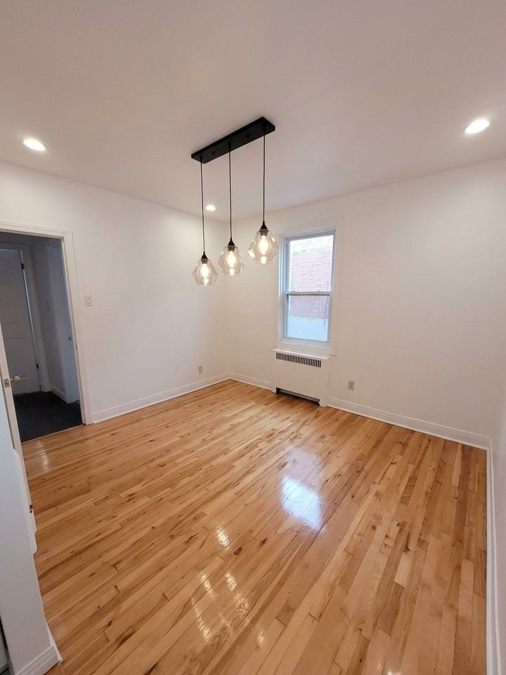 4976 Rue Jean-Brillant - Photo 3 of 11