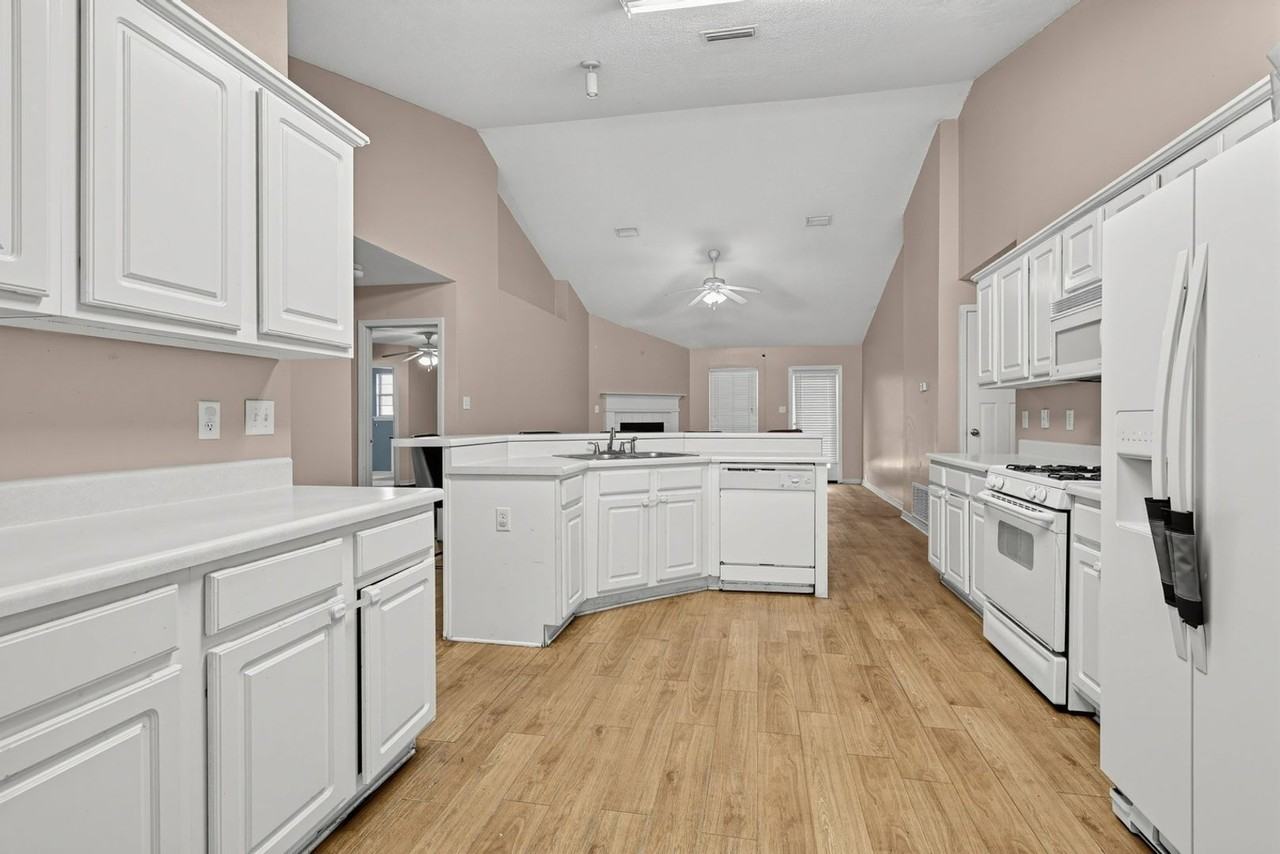 1387 Hunters Ridge Dr W - Photo 2 of 31