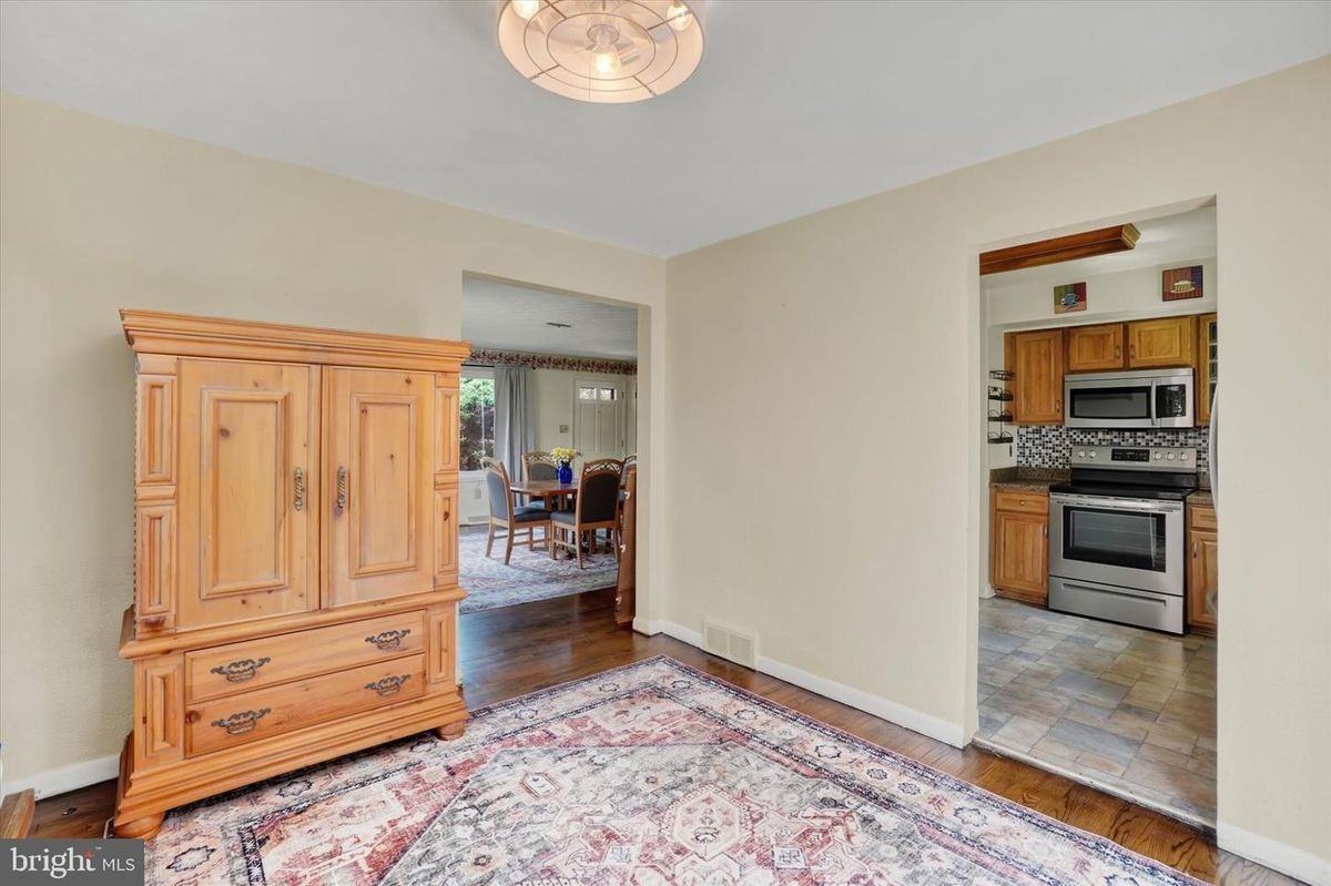 3310 Edenbridge Rd - Photo 4 of 21