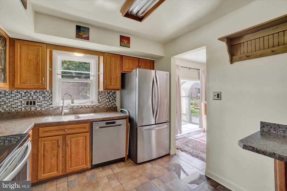 3310 Edenbridge Rd - Photo 5 of 21
