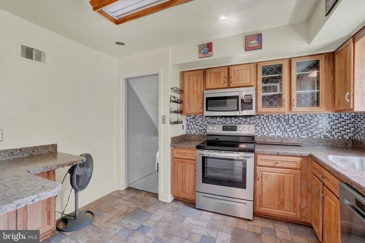 3310 Edenbridge Rd - Photo 6 of 21