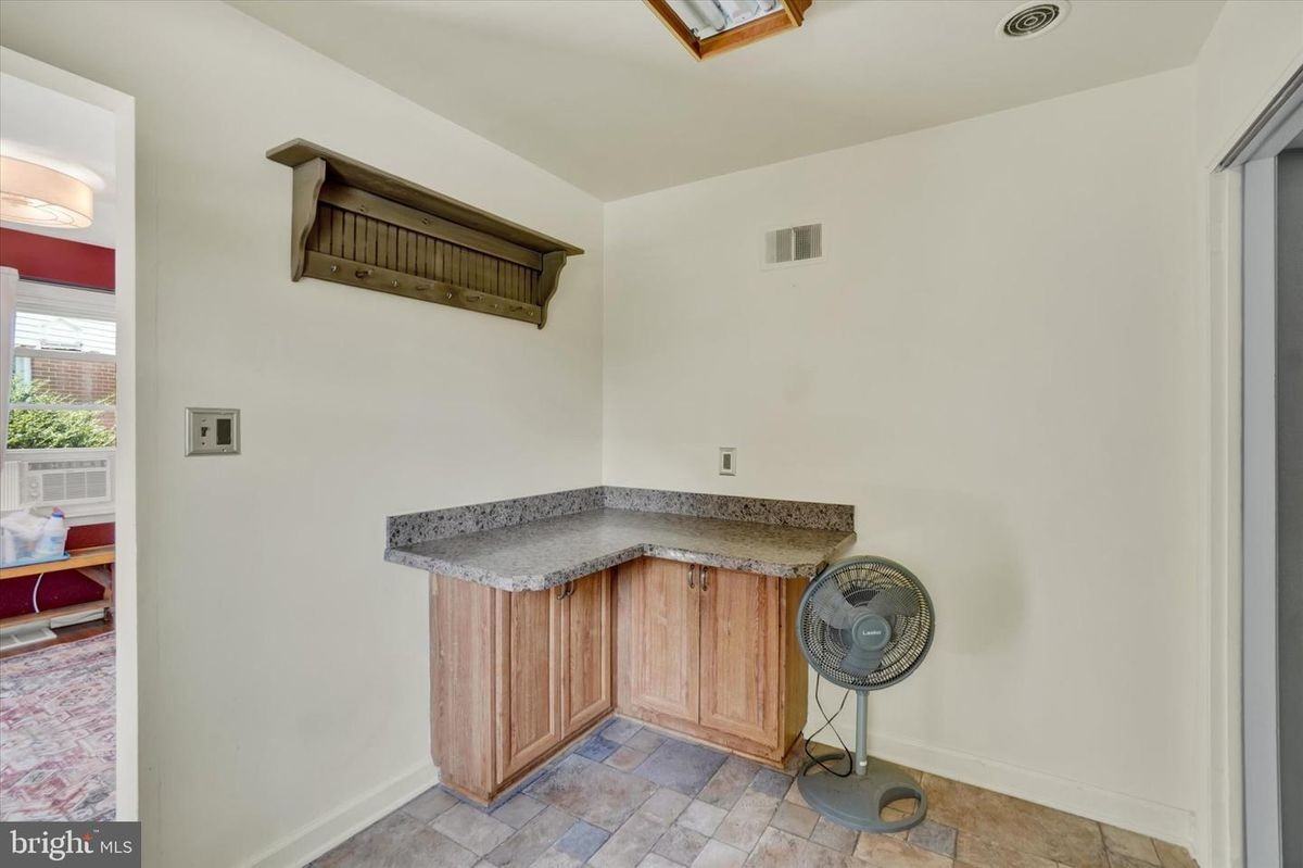 3310 Edenbridge Rd - Photo 7 of 21