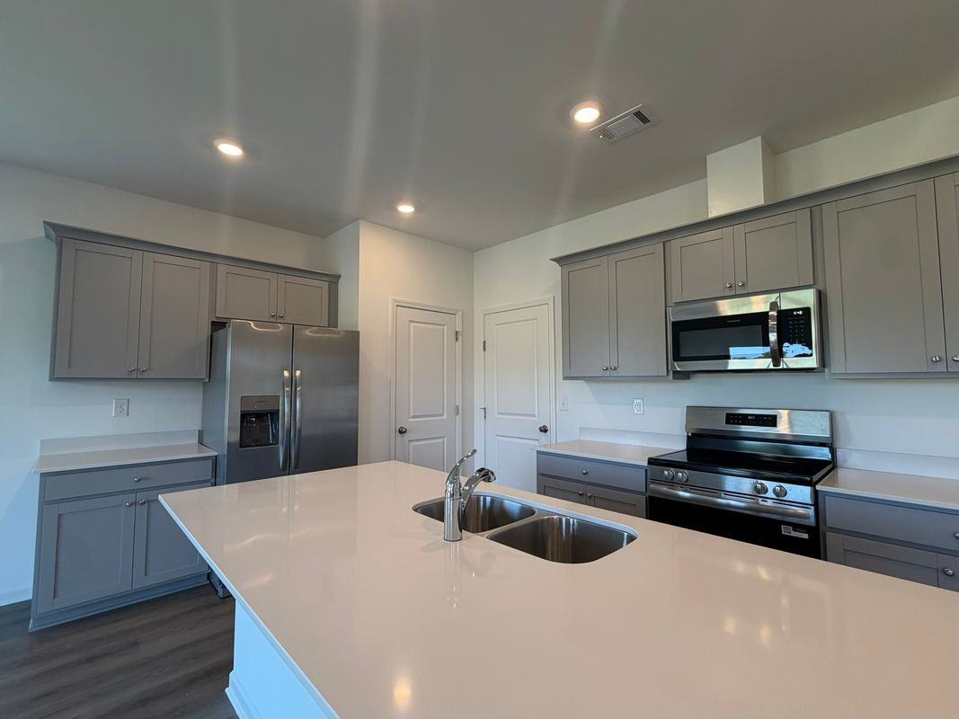 106 Cloverdale Dr - Photo 3 of 19