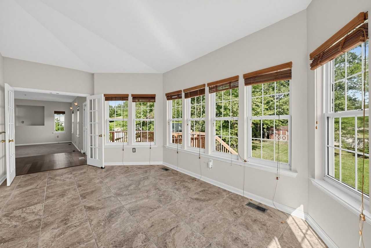 12014 Crestwood Ave S - Photo 5 of 23