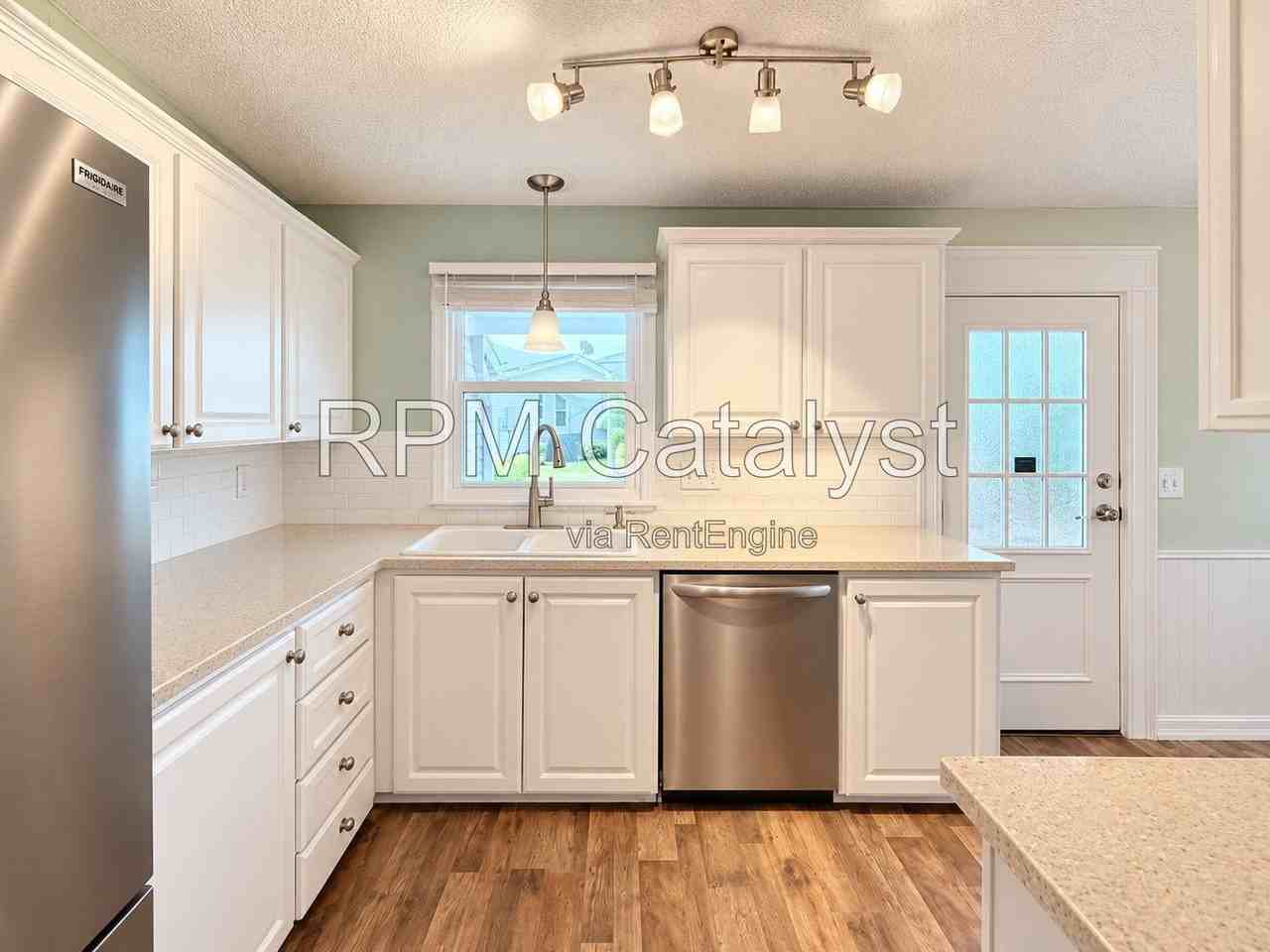 116 Dolphin Dr S - Photo 3 of 20