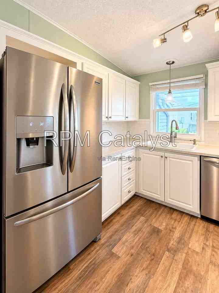 116 Dolphin Dr S - Photo 5 of 20