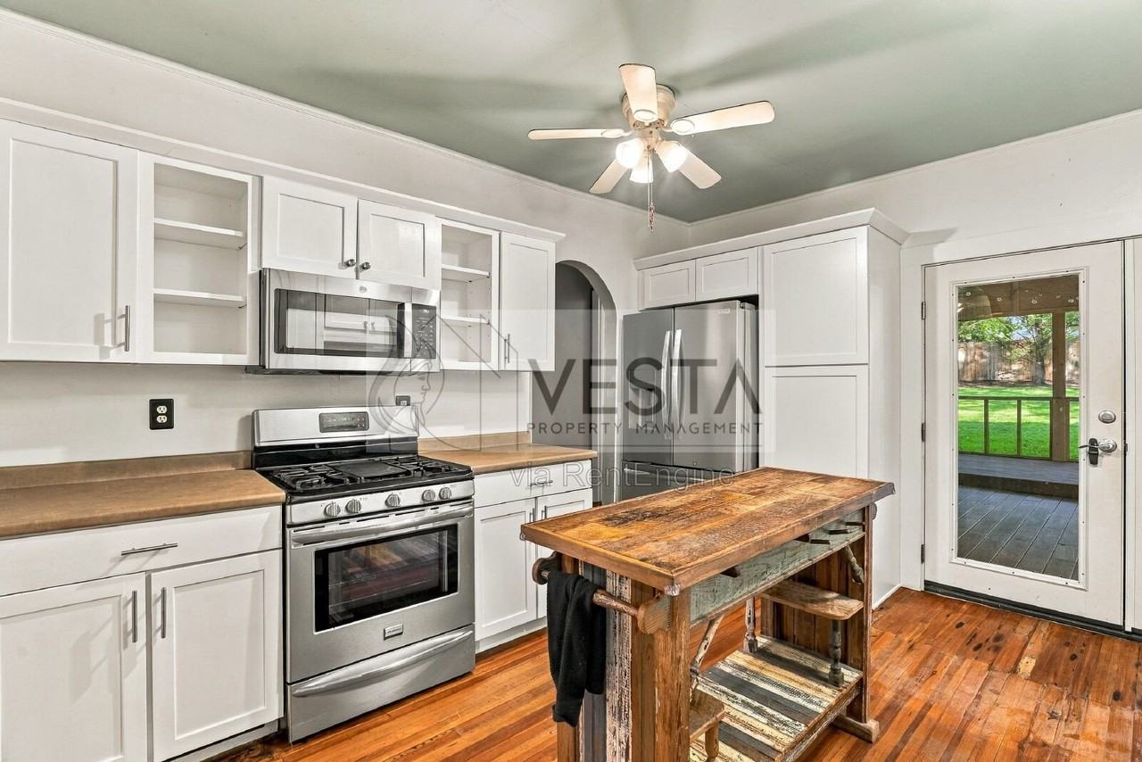 51 Furman Ave - Photo 4 of 30