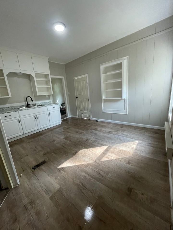 320 S Ash St - Photo 5 of 9