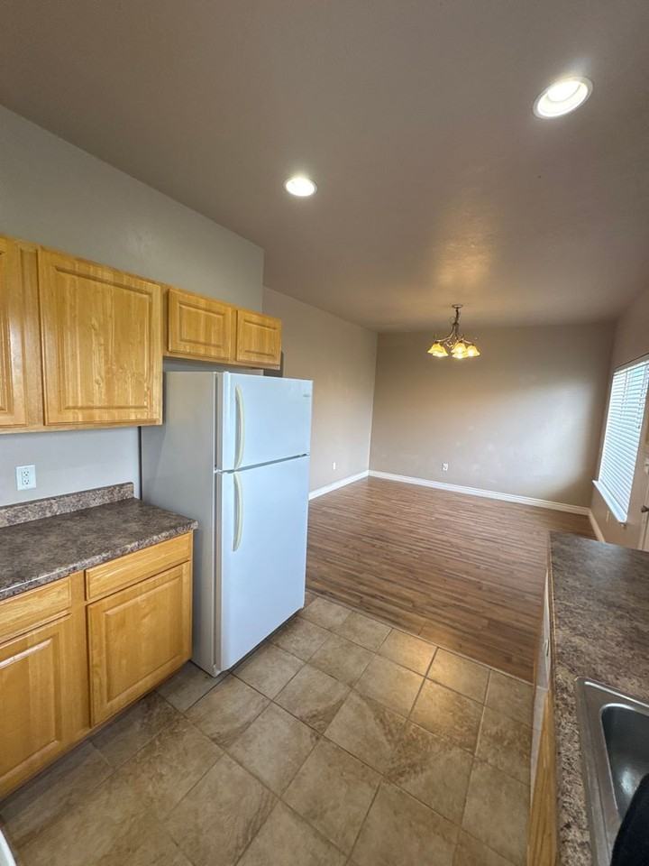 1562 W 300 S - Photo 4 of 17
