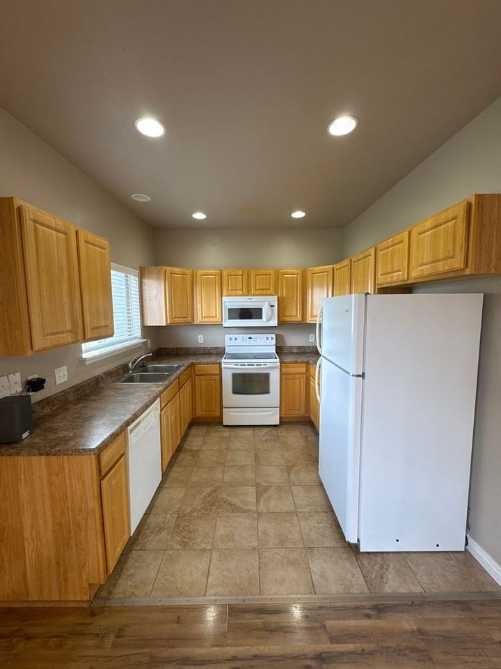1562 W 300 S - Photo 5 of 17