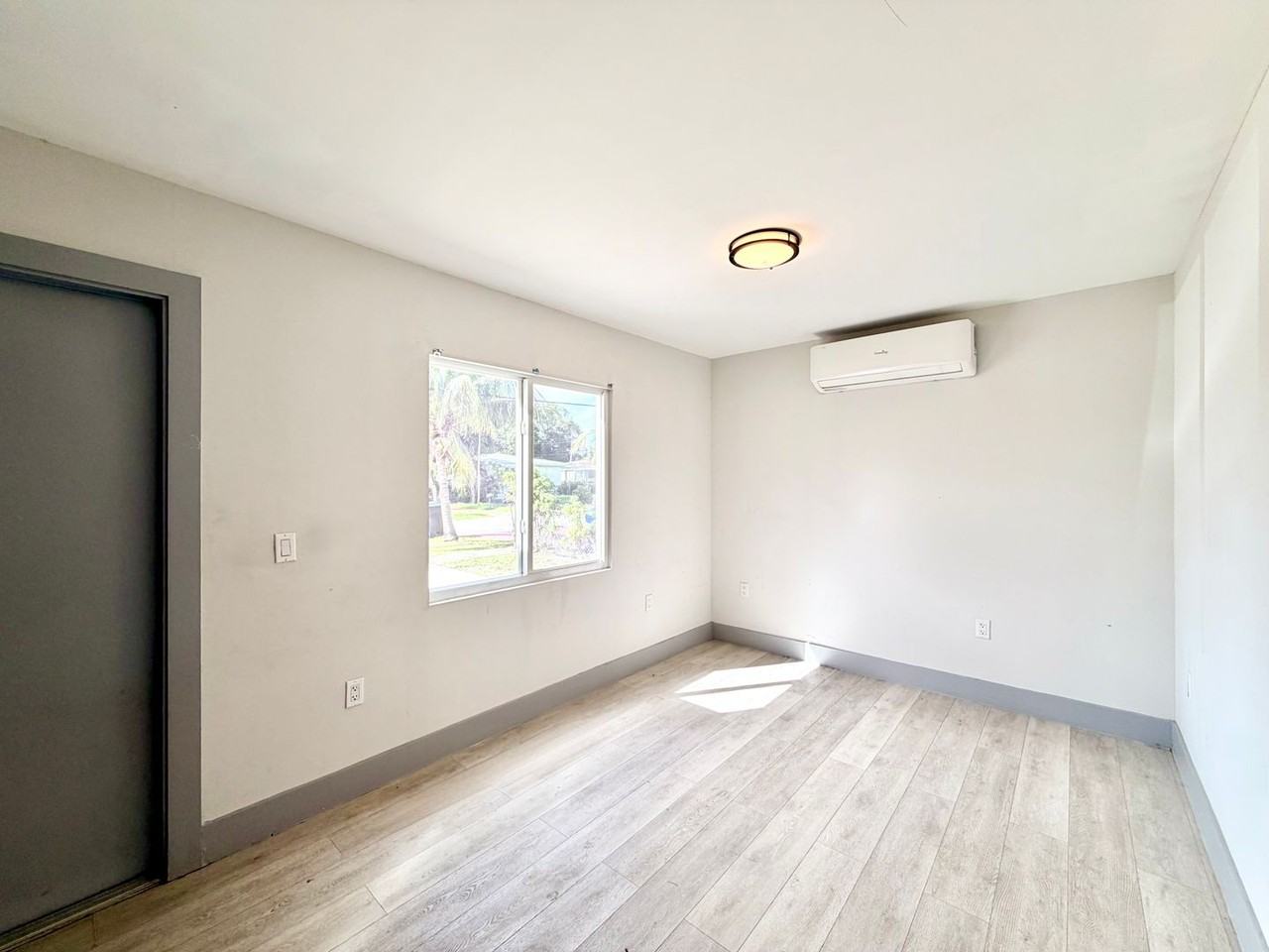 329 Ne 172nd St - Photo 3 of 8
