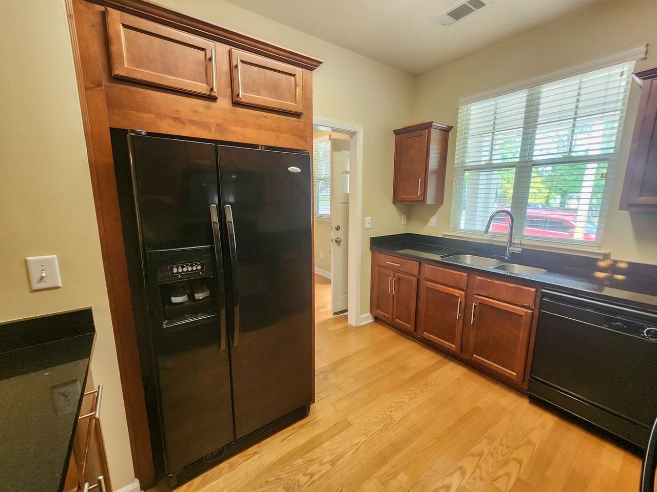 829 Bradford Ave - Photo 2 of 24