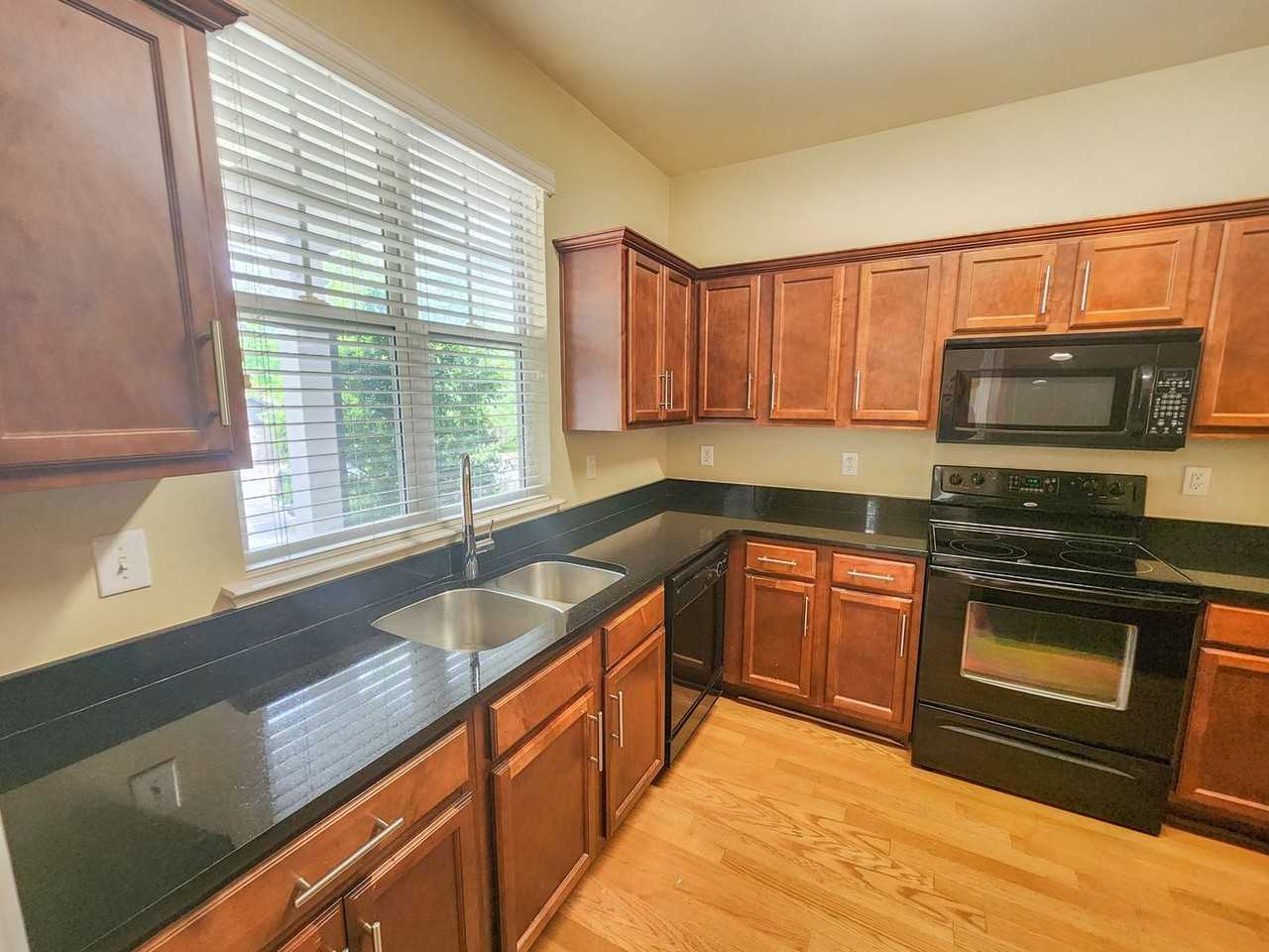 829 Bradford Ave - Photo 4 of 24