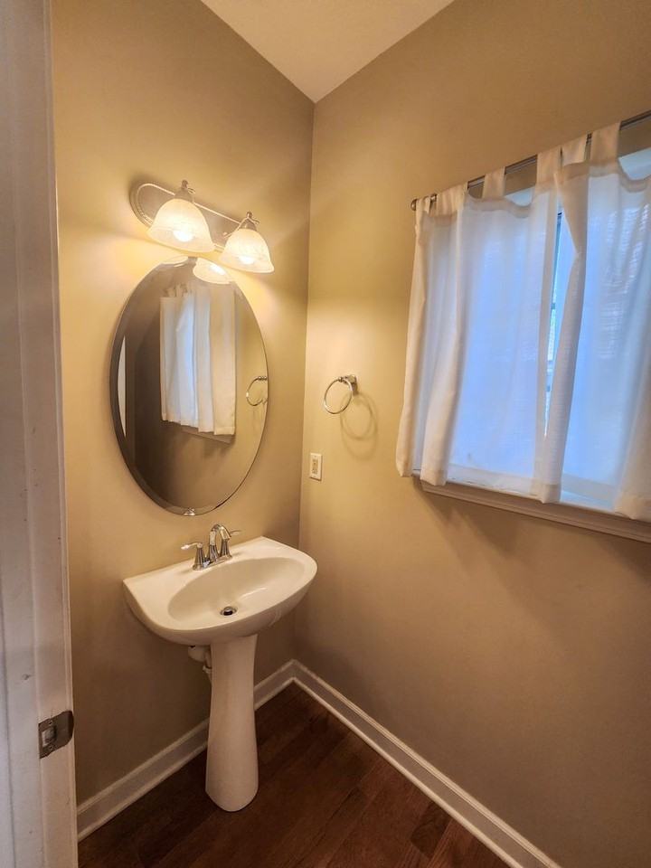 829 Bradford Ave - Photo 5 of 24