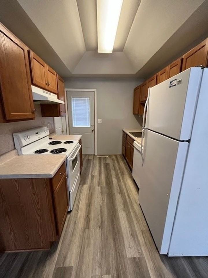 402 W Benton St - Photo 2 of 10