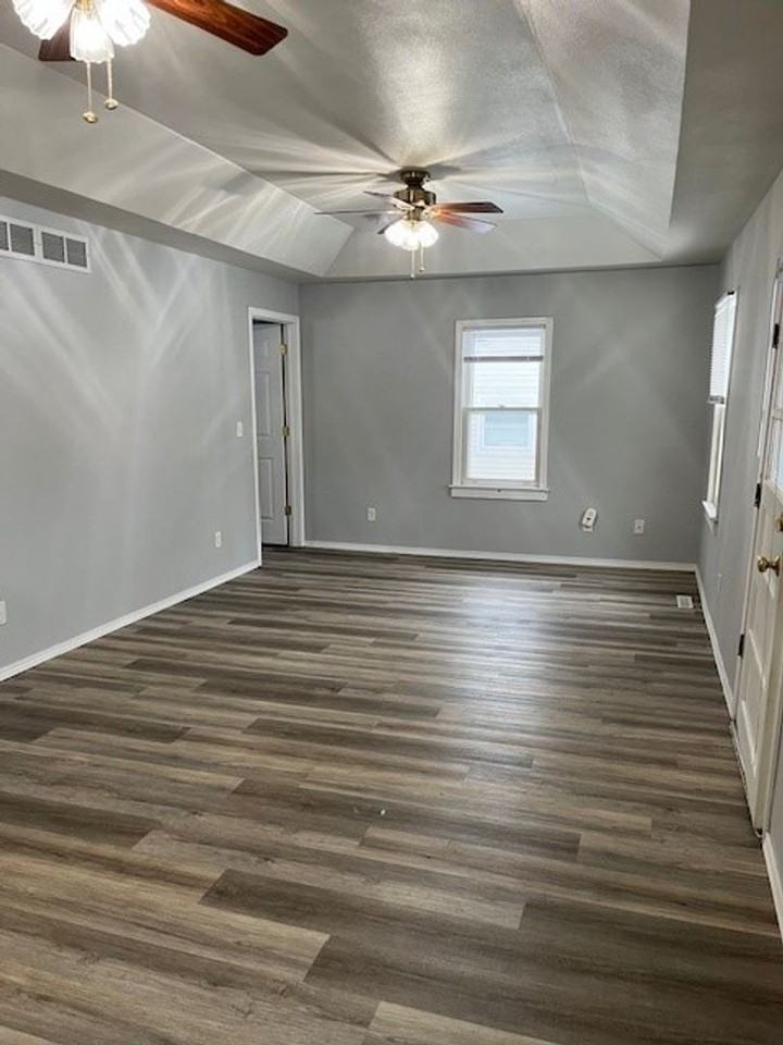 402 W Benton St - Photo 4 of 10
