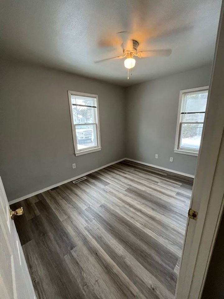 402 W Benton St - Photo 5 of 10