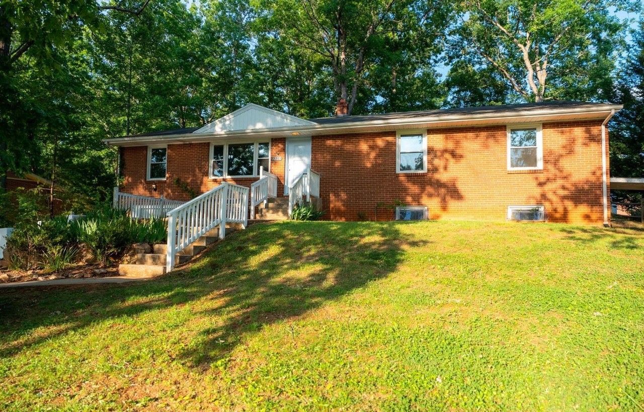 1223 Cedar Hill Dr - Photo 2 of 13
