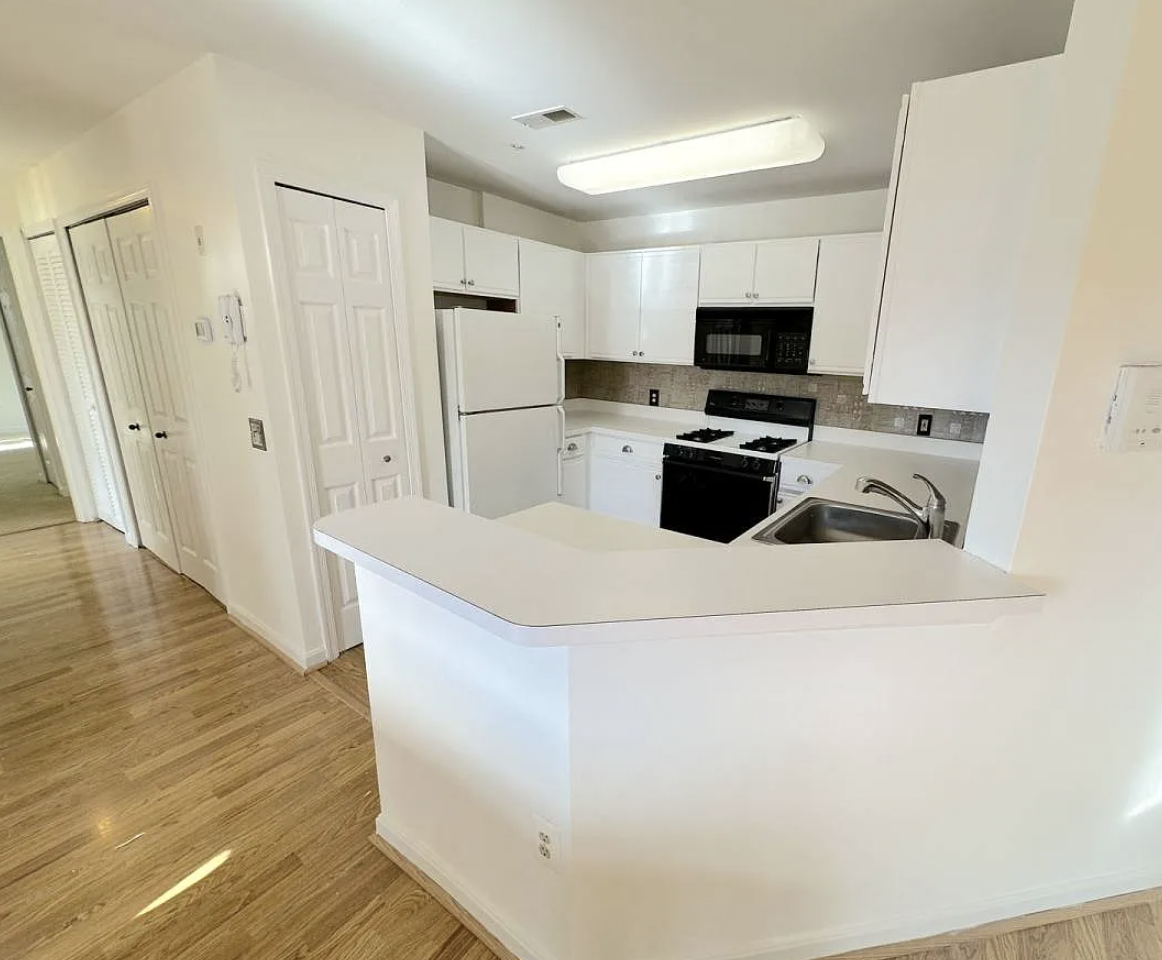 1310 Sheridan Pl #201 - Photo 3 of 34