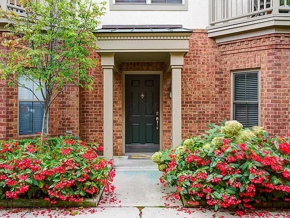 49 Victorian Gate Way - Photo 2 of 20