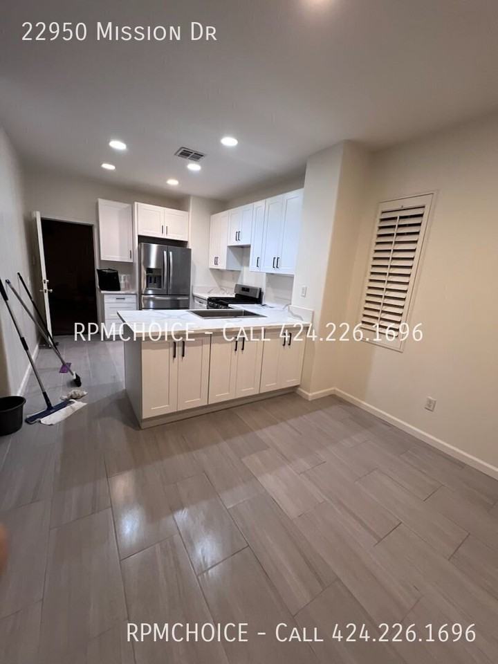 22950 Mission Dr - Photo 3 of 25