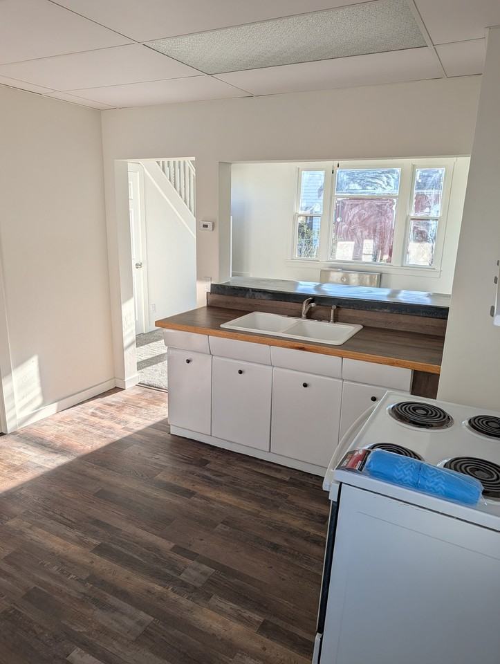 2322 Locust St - Photo 5 of 15