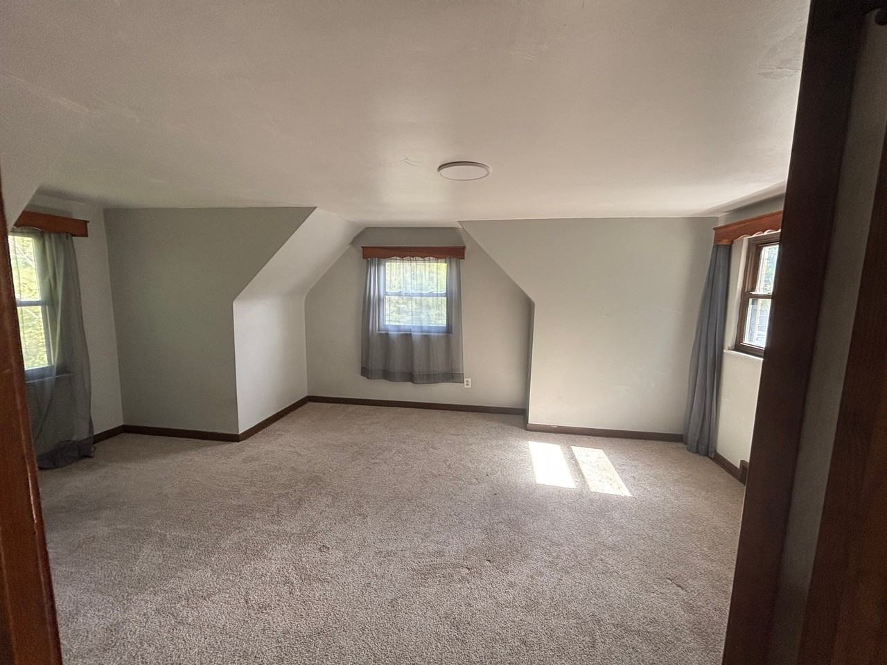 998 Chartiers Ave - Photo 3 of 15