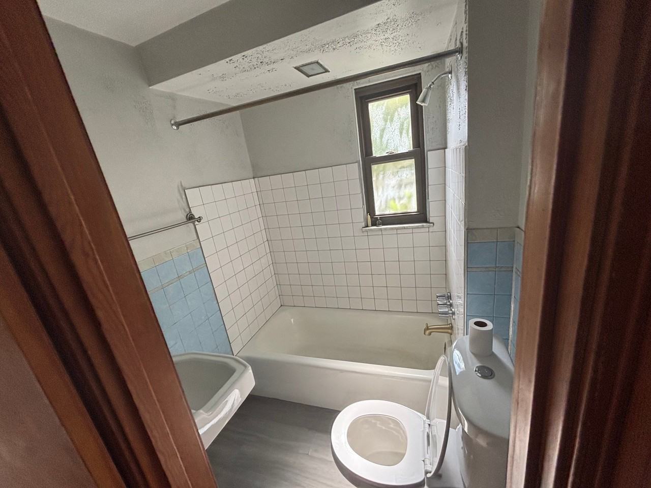 998 Chartiers Ave - Photo 5 of 15