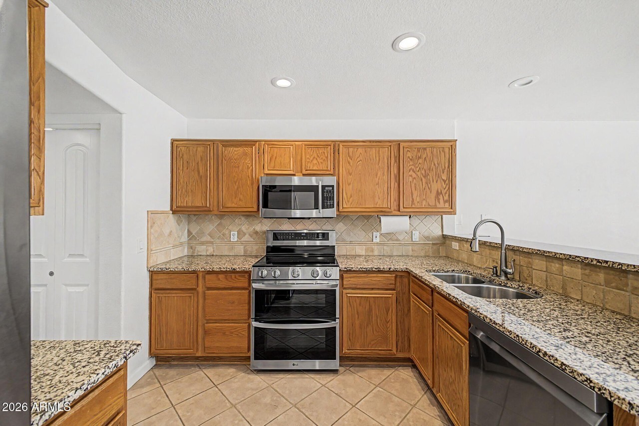 3301 E Marconi Ave - Photo 5 of 19