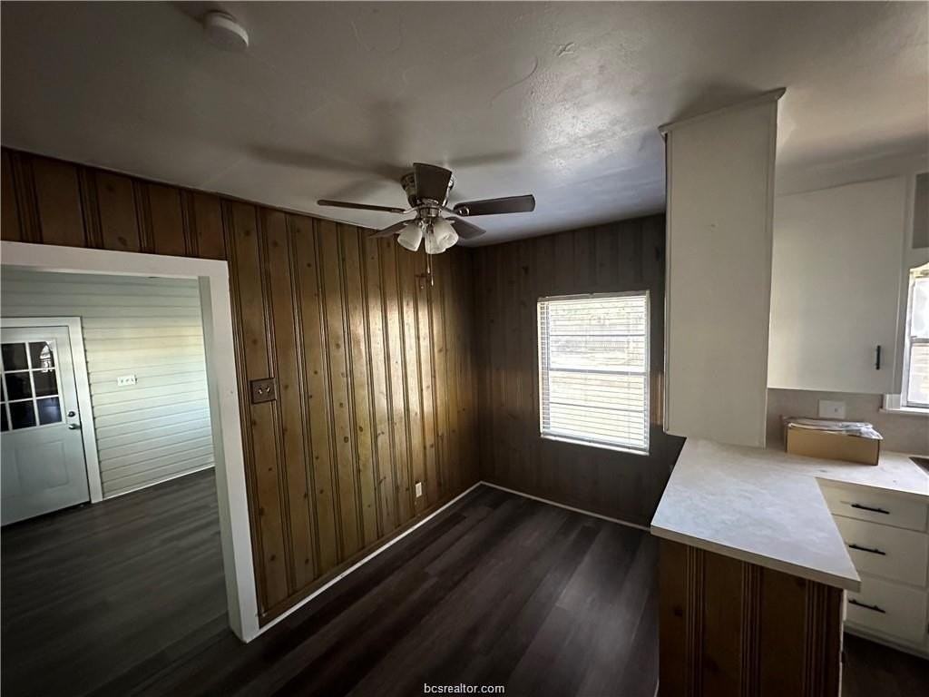407 Victoria St - Photo 7 of 10