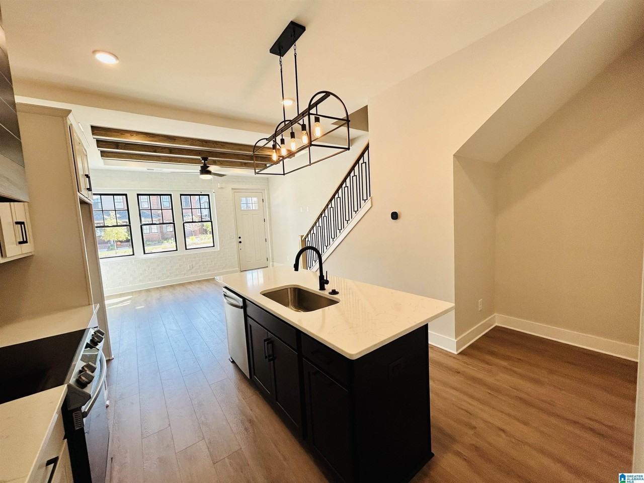 1122 Windsor Sq - Photo 3 of 33