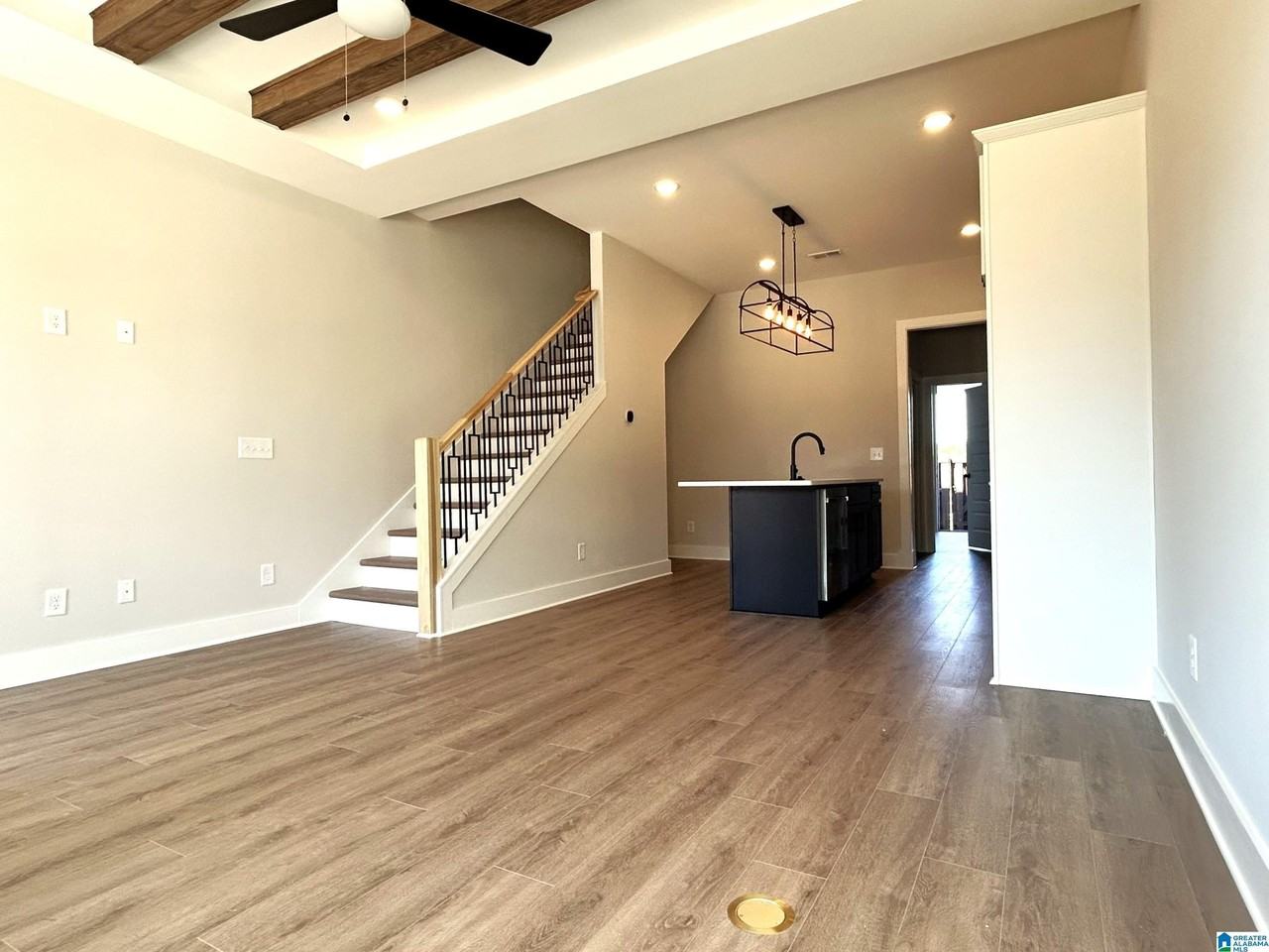 1122 Windsor Sq - Photo 4 of 33