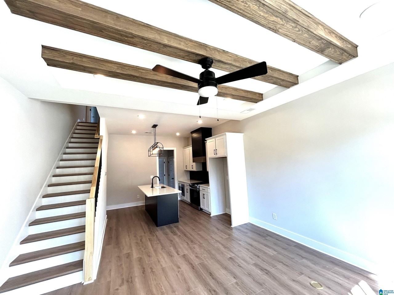 1122 Windsor Sq - Photo 5 of 33