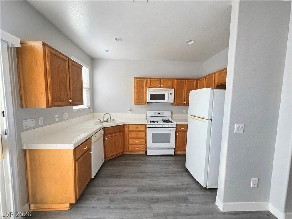 9245 Adamshurst Ave - Photo 5 of 36