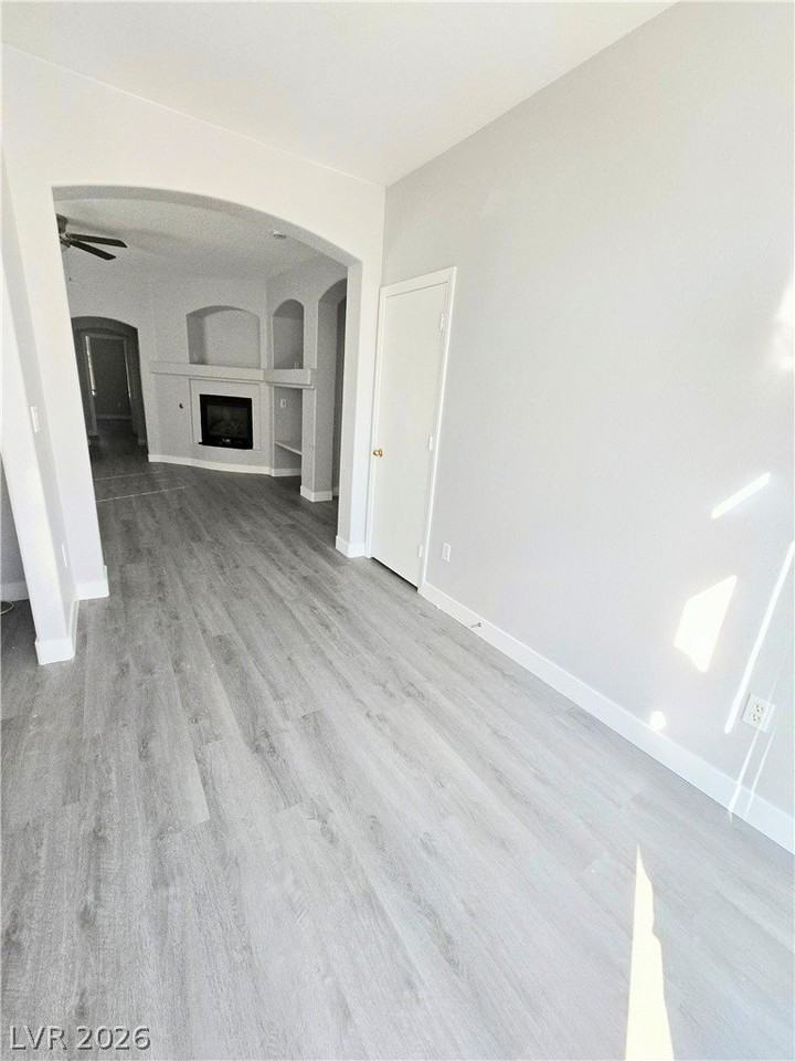 9245 Adamshurst Ave - Photo 6 of 36