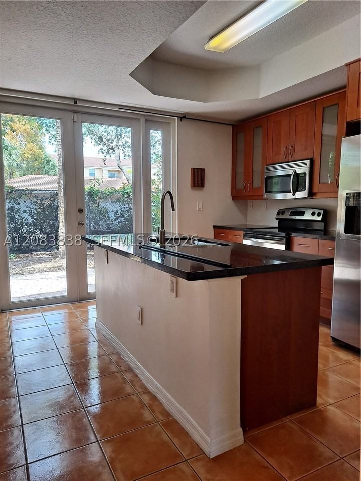 632 Sw 107th Ave #606 - Photo 5 of 39