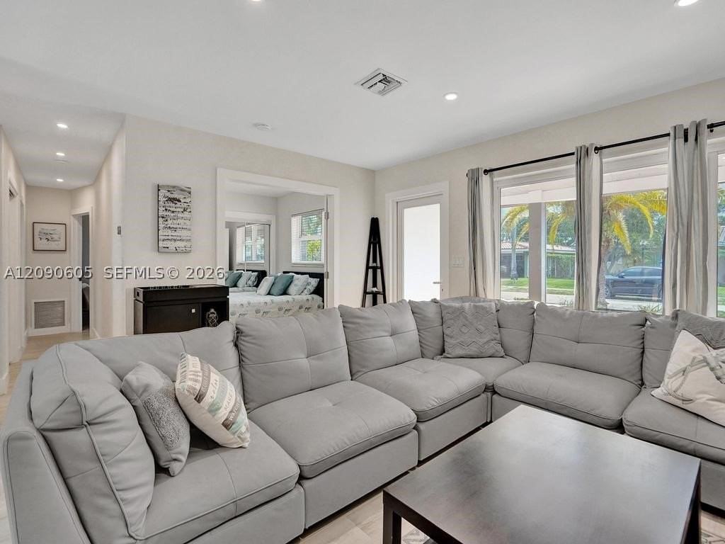 2211 Ne 61st Ct - Photo 4 of 26