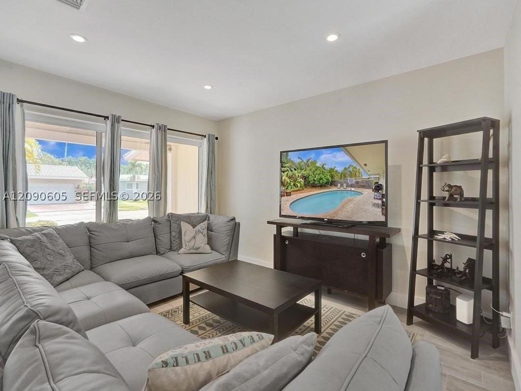 2211 Ne 61st Ct - Photo 5 of 26